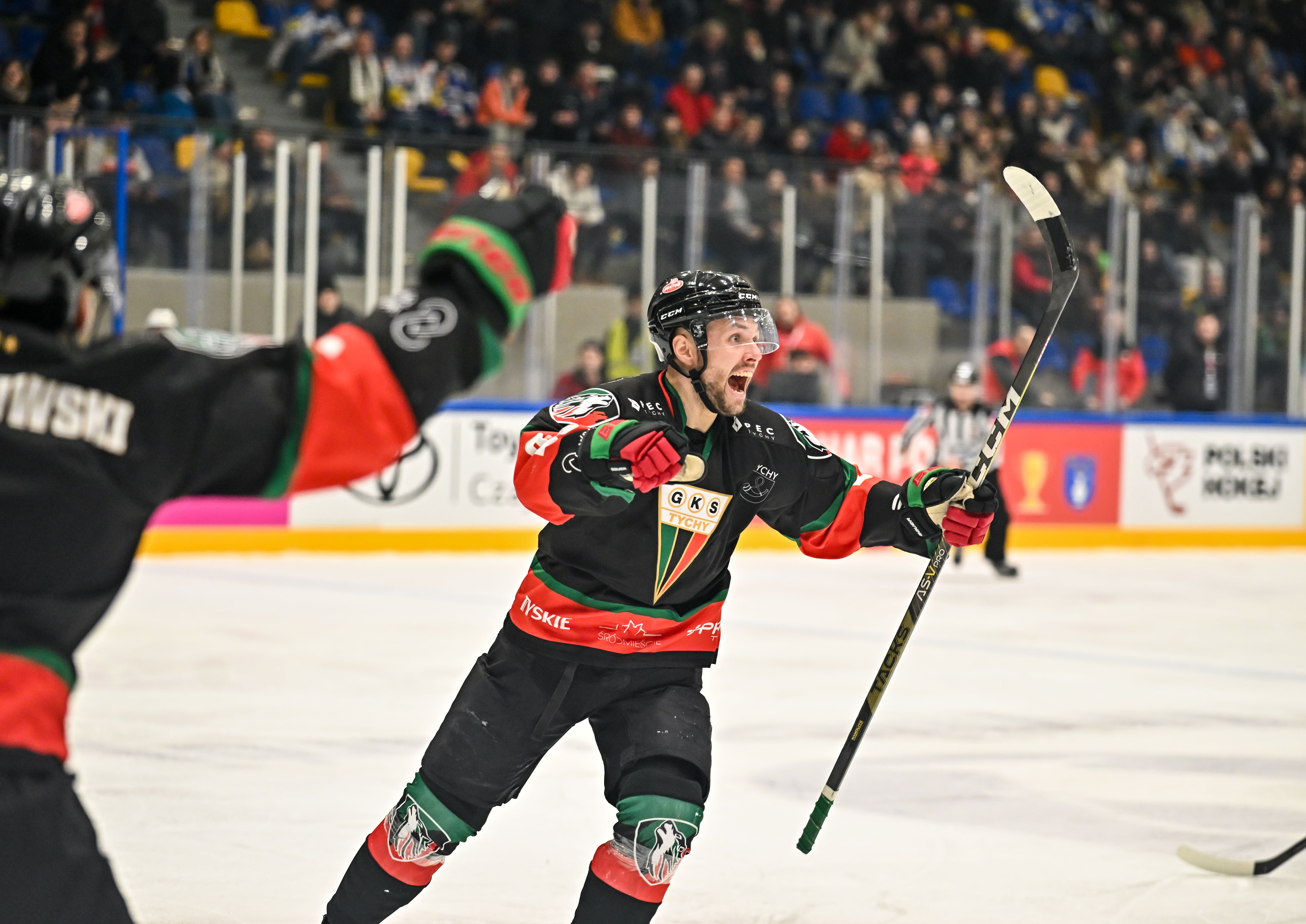 Doświadczony napastnik zostaje na kolejny sezon